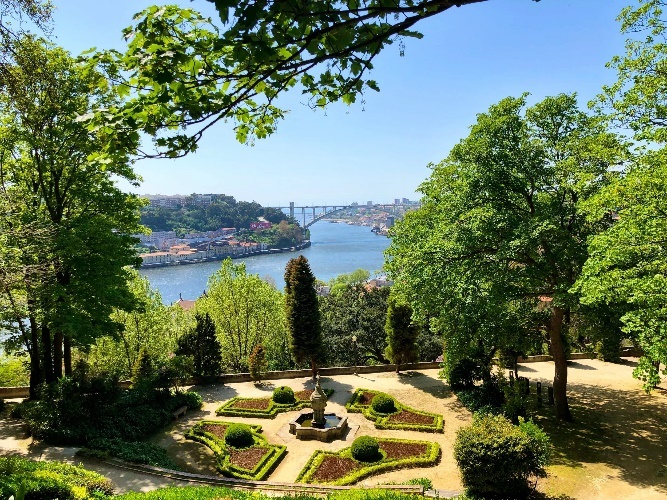 Jardim histórico do Porto com vista para o rio