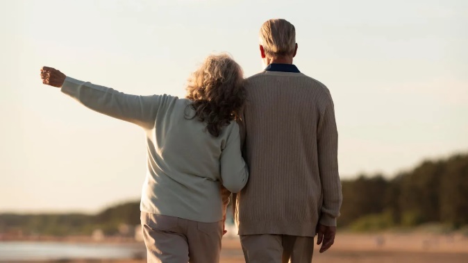 Casal sénior a passear ao ar livre