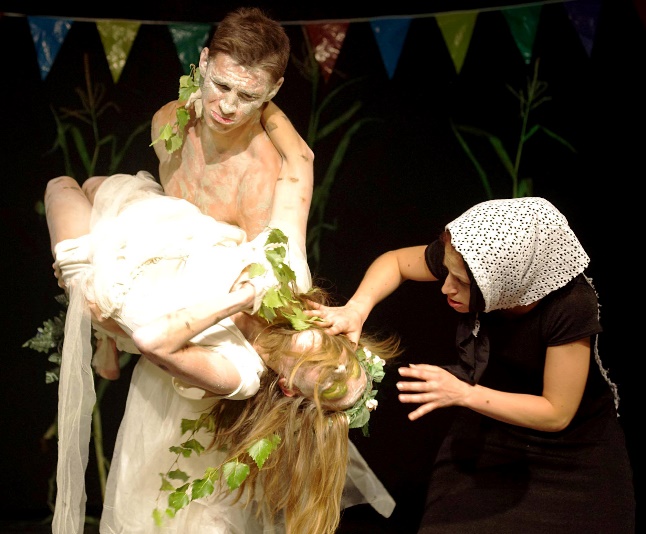 Cena de teatro com atores em palco