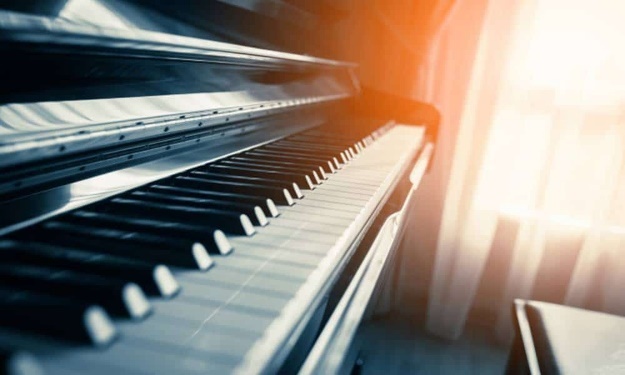 Teclado de piano ao pôr do sol