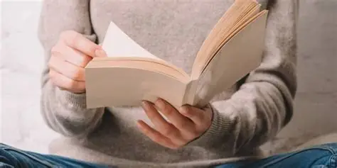 Pessoa a ler um livro